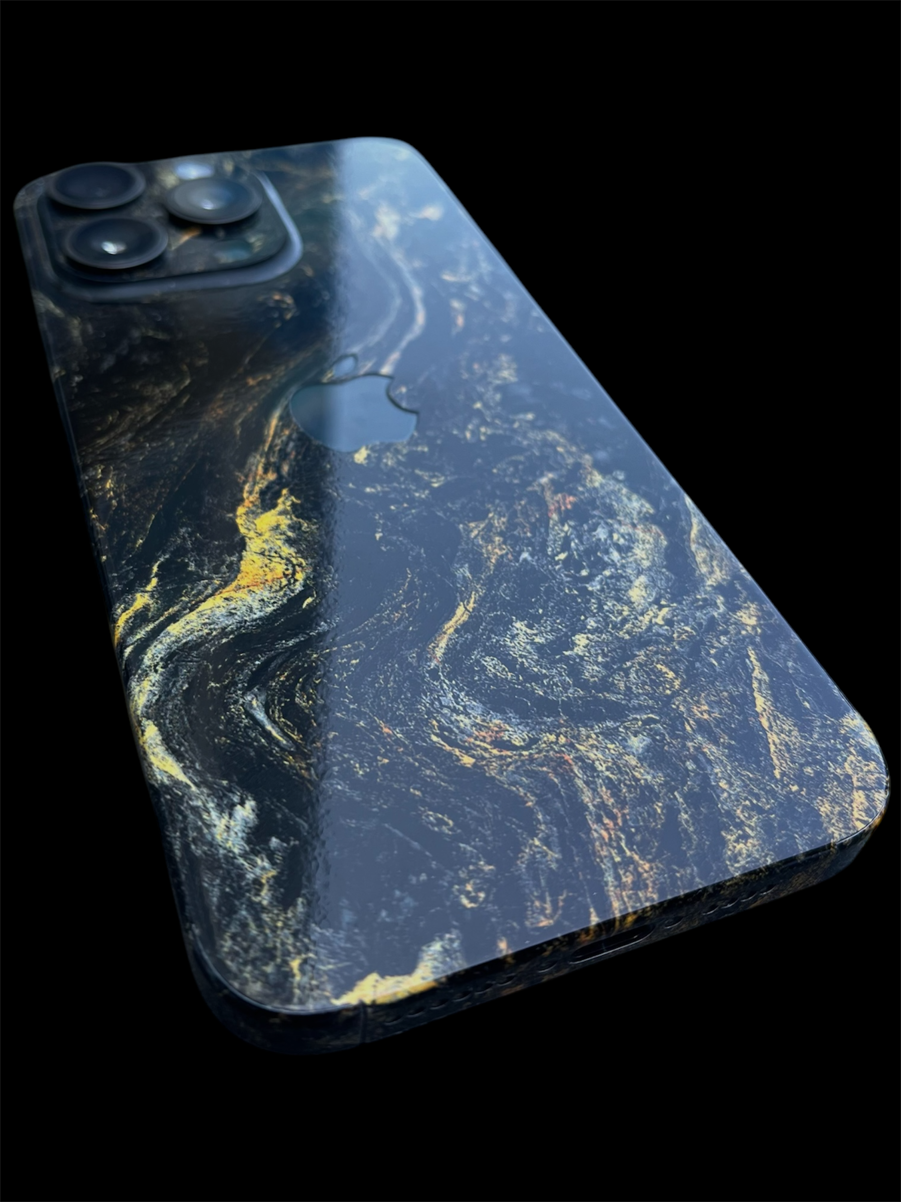 iPhone 15 Plus Skin Gold Black